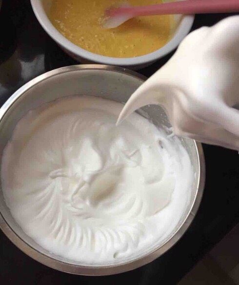 豆乳盒子蛋糕,5.剩下的五十克白砂糖，分三次加入蛋清中，打发至湿性发泡，出现大弯勾即可。
6.蛋清打发成功