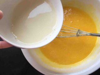 豆乳盒子蛋糕,3.蛋黄加入20克砂糖、黄油40克，用手动打蛋器搅拌均匀后倒入40毫升豆浆，继续搅拌均匀。