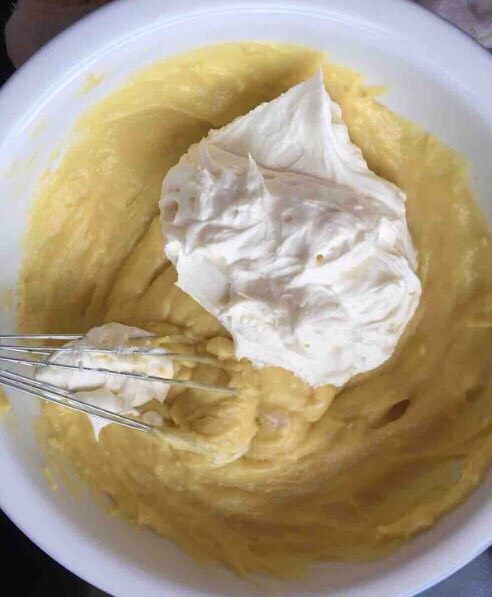 豆乳盒子蛋糕,19.将奶酪倒入放凉的豆浆蛋黄糊中，搅拌至顺滑细腻状。
