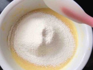 豆乳盒子蛋糕,4.筛入低筋面粉65克，之字型拌匀。（不可顺时针过份搅拌，以免面粉起筋！）