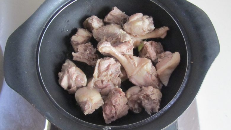 茭白烧鸭腿,锅中放入少许油， 下入焯过的鸭腿肉进去煸炒；