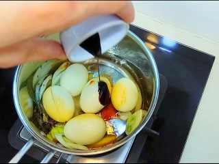 啤酒卤蛋,接着放入鸡蛋，生抽，老抽，翻炒一下，给鸡蛋均匀上色。