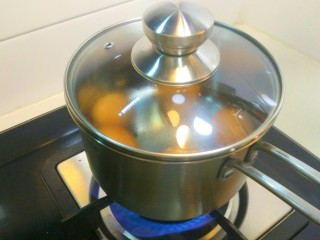 啤酒卤蛋,鸡蛋冷水下锅，大火烧开，转中火煮10分钟。