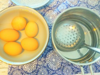啤酒卤蛋,煮好的鸡蛋用滤勺捞近冷水里，冷水一激，鸡蛋皮很容易就可以剥下来。