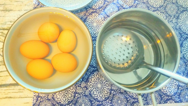 啤酒卤蛋,煮好的鸡蛋用滤勺捞近冷水里，冷水一激，鸡蛋皮很容易就可以剥下来。