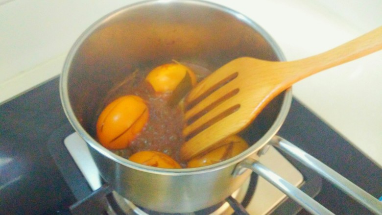 啤酒卤蛋,汤汁收到一半的时候，给鸡蛋翻个面，继续中小火烧制。