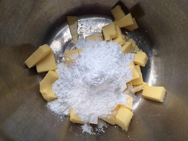 凤梨一口酥,把50克糖粉加入黄油中。