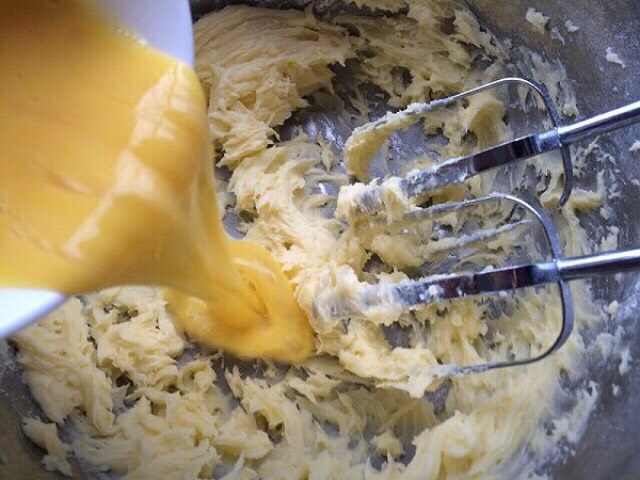 凤梨一口酥,把黄油跟糖粉打均匀，分三次加入全蛋液打发，每次加入蛋液都要大发均匀才能加入下一次。