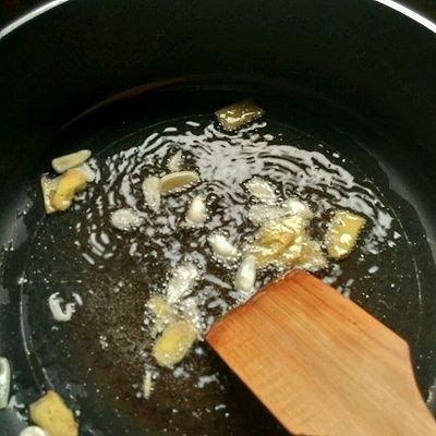 水煮飄香蛙,5、锅中起油，姜蒜煸香。