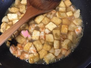虾仁烧豆腐,加入 适量的 水可以多加一点  盖锅盖 中火 烧制 2分钟左右