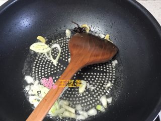 虾仁烧豆腐,锅中留有底油（刚煎豆腐空出的油）炝锅！也可以从新用新的油炝锅！