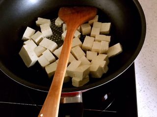 虾仁烧豆腐,锅内倒入适量的油，多一些的油  油温5，6成热 豆腐控干净水 下锅 煎制 中火