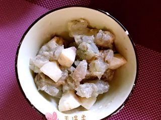 虾仁烧豆腐,虾肉 鱼丸中加入淀粉 用手抓匀上劲！