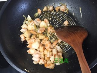虾仁烧豆腐,下入鱼丸 虾肉 炒至八分熟 加入适量料酒去腥 继续煸炒 10秒