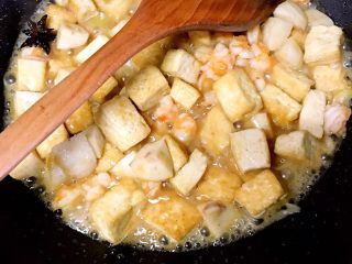 虾仁烧豆腐,加入糖 提鲜（ 我是不用鸡精的 ，鸡精可以替代）继续 烧制10秒