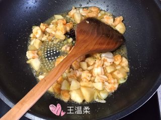 虾仁烧豆腐,中火 加入海鲜酱油 煸炒 20秒