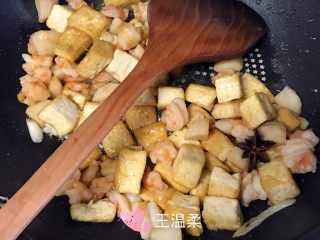 虾仁烧豆腐, 改大火加入豆腐 煸炒半分钟！