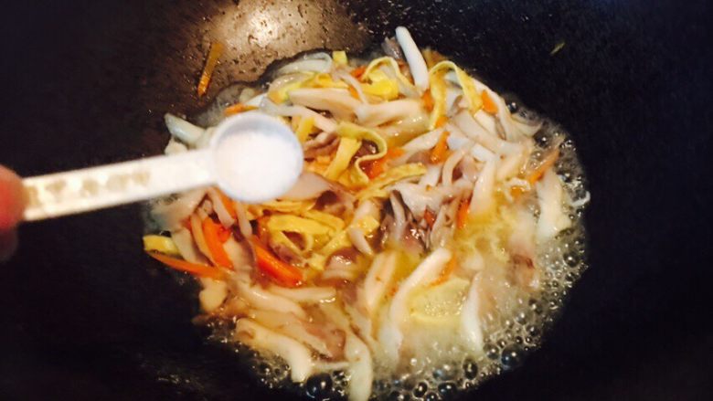 平菇炒蔬菜,加入一勺盐。