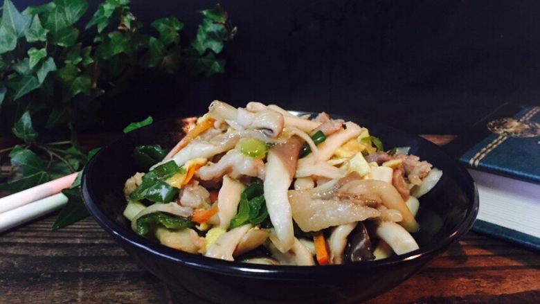 平菇炒蔬菜,一盘美味的菌菇炒蔬菜完成。营养均衡。美味抵挡不住。