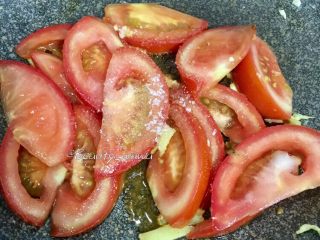 最考验厨艺的家常菜—番茄炒蛋,加入盐继续翻炒