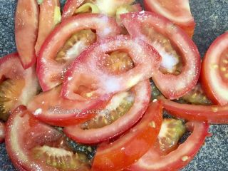 最考验厨艺的家常菜—番茄炒蛋,加入糖翻炒均匀