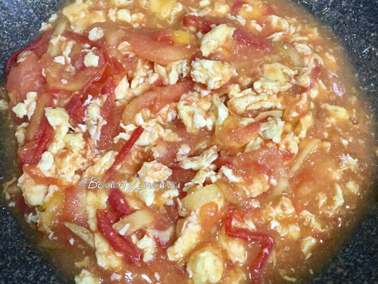 最考验厨艺的家常菜—番茄炒蛋,待番茄变软，即可收汁（一分钟左右，不要太久，鸡蛋会口感偏老）
