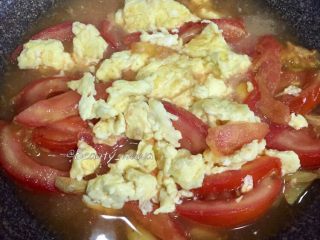 最考验厨艺的家常菜—番茄炒蛋,加入炒好的鸡蛋
