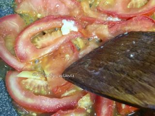 最考验厨艺的家常菜—番茄炒蛋,加入适量鸡精调味，同时用铲子轻轻压番茄，让其流出汁水