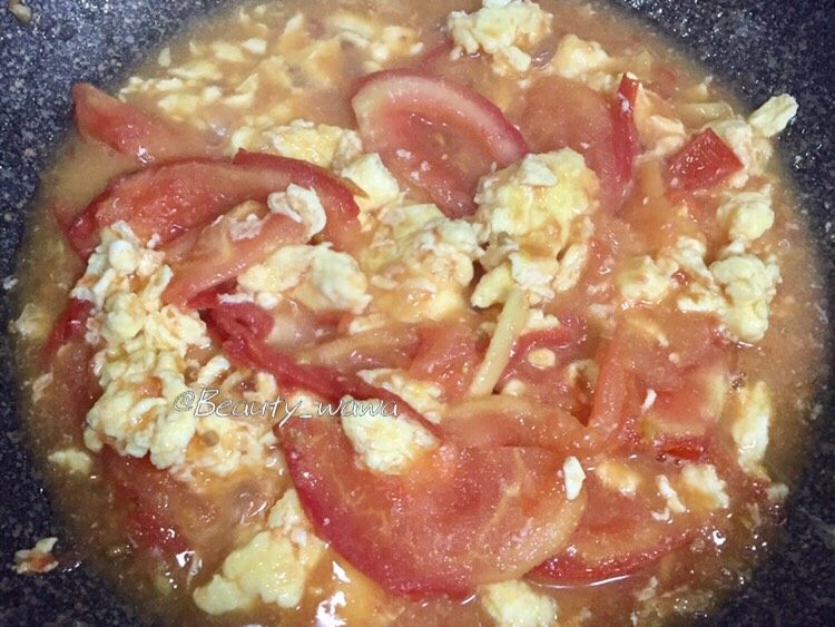 最考验厨艺的家常菜—番茄炒蛋,翻炒均匀，大火煮开后，烧一分钟，期间记得翻炒几下