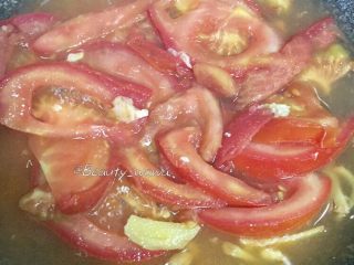 最考验厨艺的家常菜—番茄炒蛋,前面几部始终保持小火，然后锅内加少许清水，大火烧开