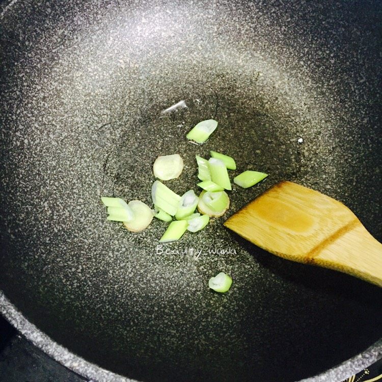 去油去腻—黑木耳炒空心菜,油热后，加入葱姜蒜辣椒碎爆香