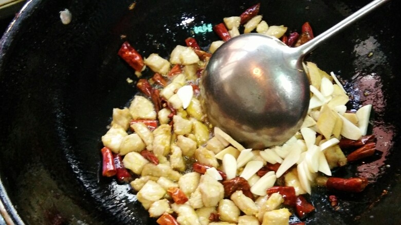 宫爆肉丁,滑散的肉丁下干辣椒花椒姜片蒜片炒出香味。