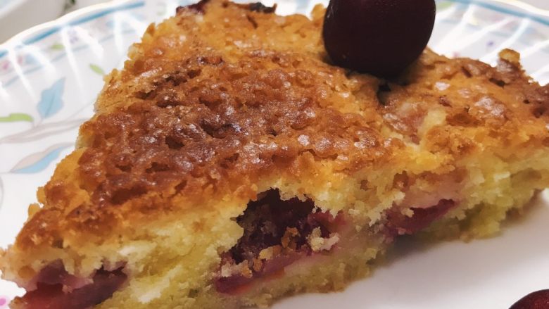酥皮樱桃蛋糕,晾凉切块，用樱桃点缀即可。特别的香软酥脆哟。