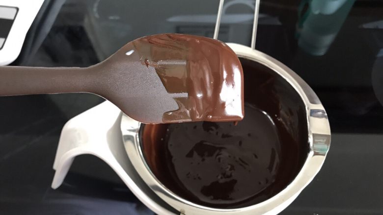 巧克力淋面蛋糕,提起刮刀，甘纳许流成细线状就是可以淋面的状态。