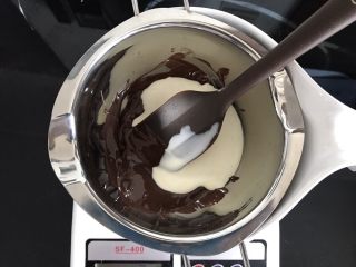 巧克力淋面蛋糕,巧克力全部融化后，加入30克淡奶油。
可以一点点加入，观察甘纳许状态。
全程隔热水搅拌均匀。