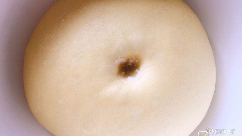 软软软软软的南瓜小餐包（淡奶油版）,第一次发酵完成，取出面团排气。