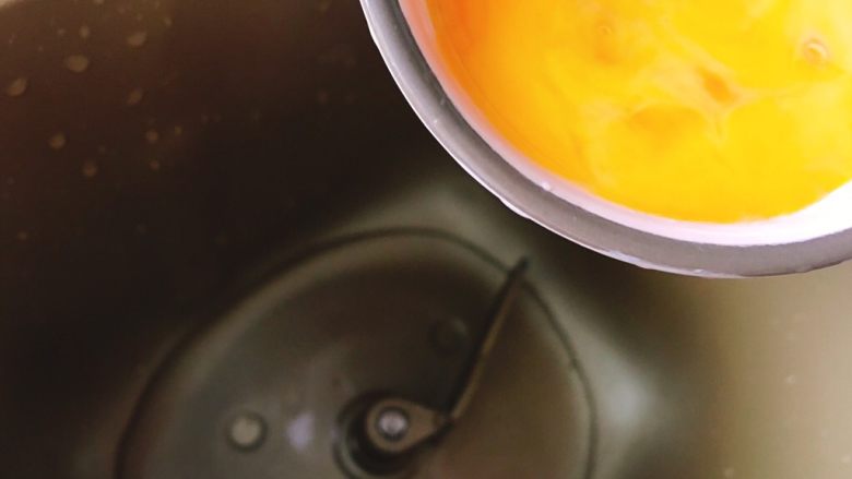 软软软软软的南瓜小餐包（淡奶油版）,鸡蛋去壳打散，倒入三分之二蛋液。