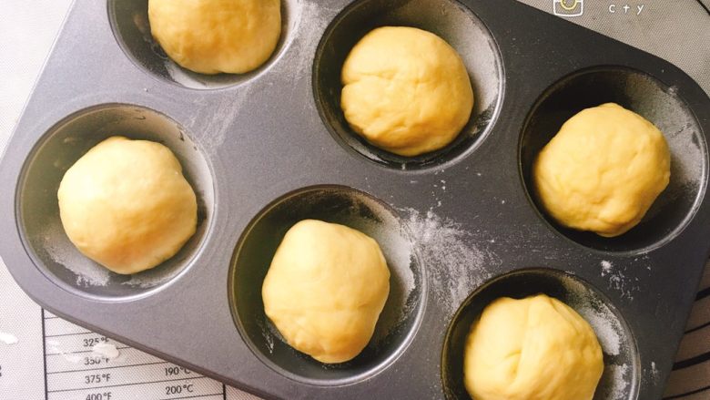 软软软软软的南瓜小餐包（淡奶油版）,分成6等份，
放入提前撒上一层面包粉的模具内。