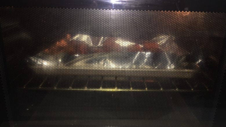 蜜汁烤肉,烤箱提前十分钟预热，上下火180度烤30分钟，中途戴隔热手套拿出来给五花肉翻个身继续烤。