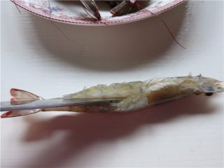 花开富贵团圆虾,用剪刀从虾尾剪开至虾头停止，再从虾的肚子顺向剪开