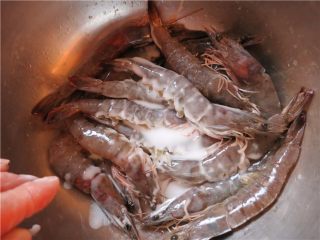 花开富贵团圆虾,土豆淀粉30克，清水20克调成稀糊状的水淀粉，将水淀粉倒入腌制好的虾中