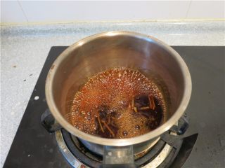 花开富贵团圆虾,将调好的浇汁放一小锅里，置于炉灶上将姜丝放入，开锅立即离火备用