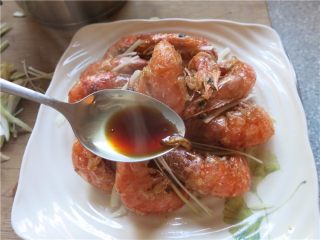 花开富贵团圆虾,摆放整齐将调好的汁浇在大虾上就好了