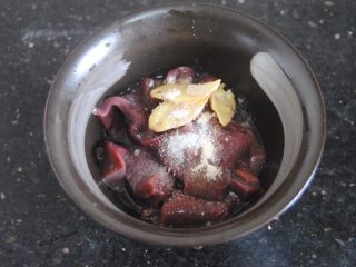 猪肝拌卷粉,放入料酒盐，姜片，胡椒粉腌制10分钟
