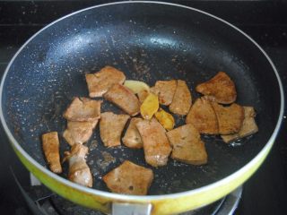 猪肝拌卷粉,变色后加入5克酱油翻炒均匀即可出锅