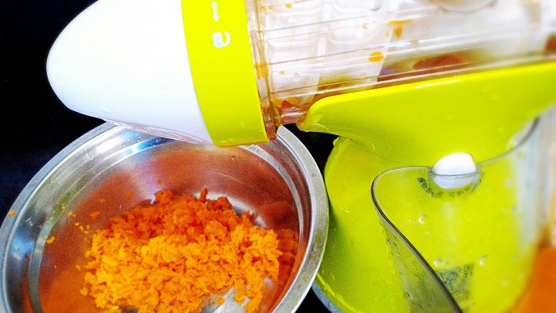 胡萝卜酸奶戚风蛋糕,摇出汁，也可以采用料理机。