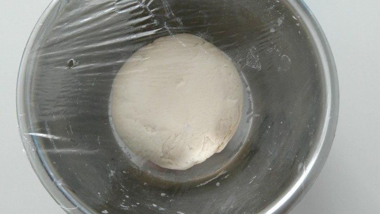 创意馒头,白面团揉光滑，盖上保鲜膜发酵。