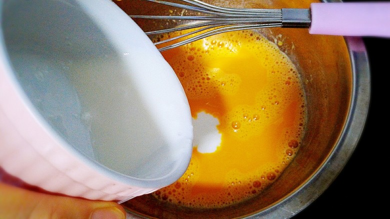 胡萝卜酸奶戚风蛋糕,再倒入30左右毫升酸奶，继续搅拌均匀