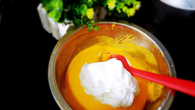 胡萝卜酸奶戚风蛋糕,打发好的蛋白取三分之一拌在蛋黄糊中，用翻拌手法拌匀