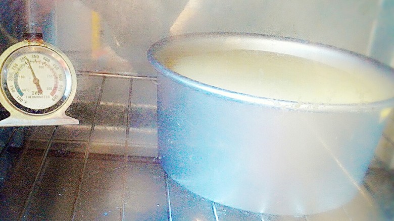 胡萝卜酸奶戚风蛋糕,两个烤箱一起启动，😂😂😂😂😂😂入烤时一定要震几下，震出空气，预热好烤箱，中层，上下火，160度25分钟